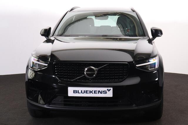 Volvo XC40 B4 Plus Dark - IntelliSafe Assist & Surround - Harman/Kardon audio - Parkeercamera achter - Verwarmde voorstoelen & stuur - Parkeersensoren voor & achter - Elektr. bedienb. voorstoelen met geheugen links - Draadloze tel. lader - Elektr. inklapbare trekhaa