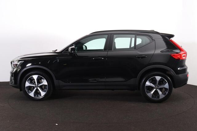 Volvo XC40 B4 Plus Dark - IntelliSafe Assist & Surround - Harman/Kardon audio - Parkeercamera achter - Verwarmde voorstoelen & stuur - Parkeersensoren voor & achter - Elektr. bedienb. voorstoelen met geheugen links - Draadloze tel. lader - Elektr. inklapbare trekhaa