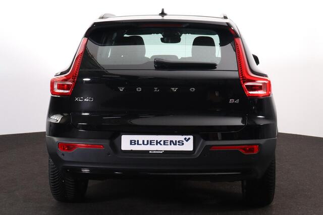 Volvo XC40 B4 Plus Dark - IntelliSafe Assist & Surround - Harman/Kardon audio - Parkeercamera achter - Verwarmde voorstoelen & stuur - Parkeersensoren voor & achter - Elektr. bedienb. voorstoelen met geheugen links - Draadloze tel. lader - Elektr. inklapbare trekhaa