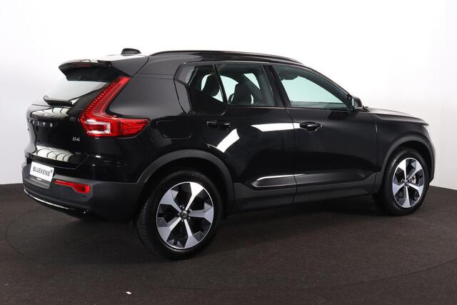 Volvo XC40 B4 Plus Dark - IntelliSafe Assist & Surround - Harman/Kardon audio - Parkeercamera achter - Verwarmde voorstoelen & stuur - Parkeersensoren voor & achter - Elektr. bedienb. voorstoelen met geheugen links - Draadloze tel. lader - Elektr. inklapbare trekhaa