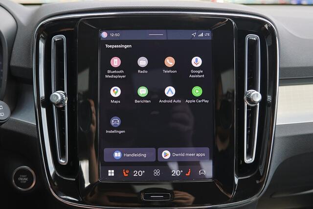 Volvo XC40 B4 Plus Dark - IntelliSafe Assist & Surround - Harman/Kardon audio - Parkeercamera achter - Verwarmde voorstoelen & stuur - Parkeersensoren voor & achter - Elektr. bedienb. voorstoelen met geheugen links - Draadloze tel. lader - Elektr. inklapbare trekhaa