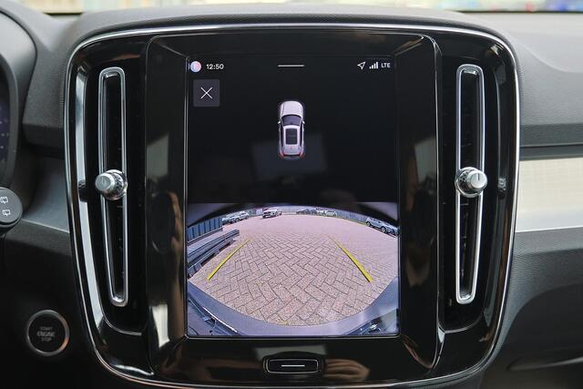 Volvo XC40 B4 Plus Dark - IntelliSafe Assist & Surround - Harman/Kardon audio - Parkeercamera achter - Verwarmde voorstoelen & stuur - Parkeersensoren voor & achter - Elektr. bedienb. voorstoelen met geheugen links - Draadloze tel. lader - Elektr. inklapbare trekhaa