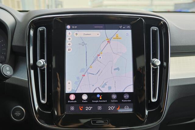 Volvo XC40 B4 Plus Dark - IntelliSafe Assist & Surround - Harman/Kardon audio - Parkeercamera achter - Verwarmde voorstoelen & stuur - Parkeersensoren voor & achter - Elektr. bedienb. voorstoelen met geheugen links - Draadloze tel. lader - Elektr. inklapbare trekhaa