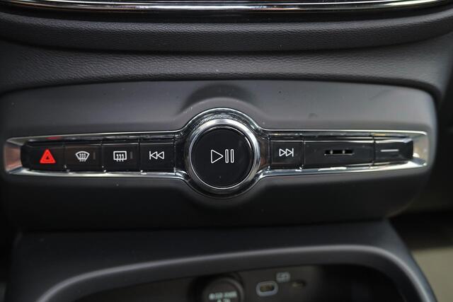 Volvo XC40 B4 Plus Dark - IntelliSafe Assist & Surround - Harman/Kardon audio - Parkeercamera achter - Verwarmde voorstoelen & stuur - Parkeersensoren voor & achter - Elektr. bedienb. voorstoelen met geheugen links - Draadloze tel. lader - Elektr. inklapbare trekhaa