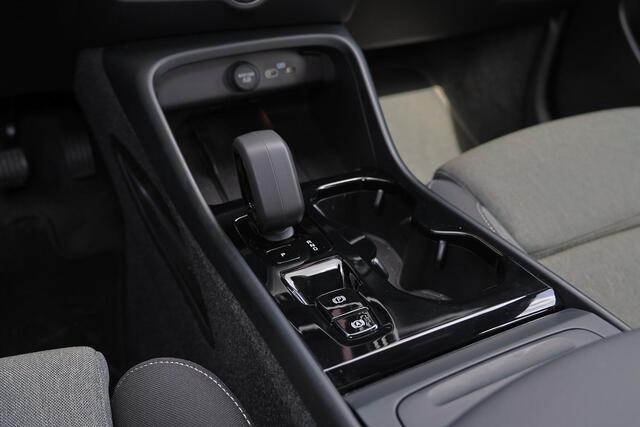 Volvo XC40 B4 Plus Dark - IntelliSafe Assist & Surround - Harman/Kardon audio - Parkeercamera achter - Verwarmde voorstoelen & stuur - Parkeersensoren voor & achter - Elektr. bedienb. voorstoelen met geheugen links - Draadloze tel. lader - Elektr. inklapbare trekhaa