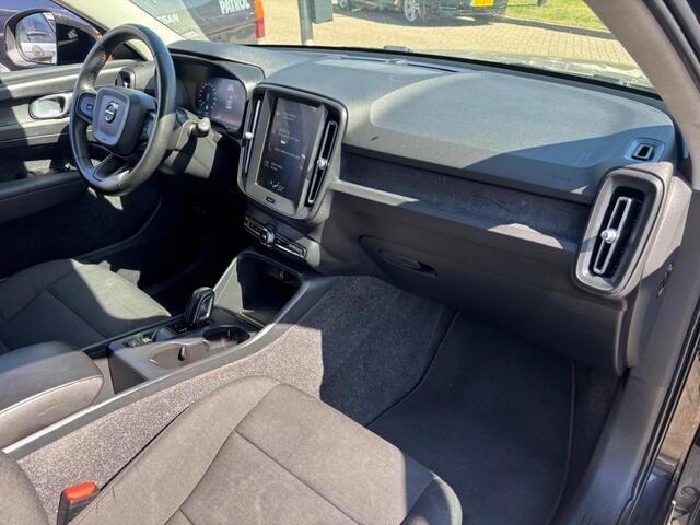 Volvo XC40 1.5 T3 Momentum Benzine Automaat 2020 Zwart Trekhaak