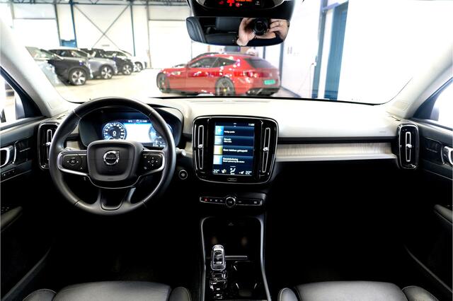 Volvo XC40 1.5 T5 Recharge 193kW/262pk DCT7 Inscription EL.TREKHAAK + BLIS + CAMERA + LEER + NAVI SENSUS + SPORTSTOELEN + CRUISE CONTROL + LANE ASSIST + LENDESTEUN + DAB AUDIO + KEYLESS ENTRY&GO + LED KOPLAMPEN + MISTLAMPEN + PARKSENSOREN + 19" LM-VELGEN!!