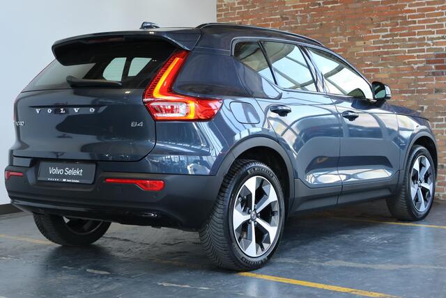 Volvo XC40 B4 Plus Dark | Trekhaak Semi-elektrisch | Adaptieve Cruise Control | Pilot Assist | Verwarmbare voorstoelen | Verwarmbaar stuurwiel | Blind Spot Information System | Verwarmbare voorruit | Parkeercamera | Parkeersensoren voor + achter |
