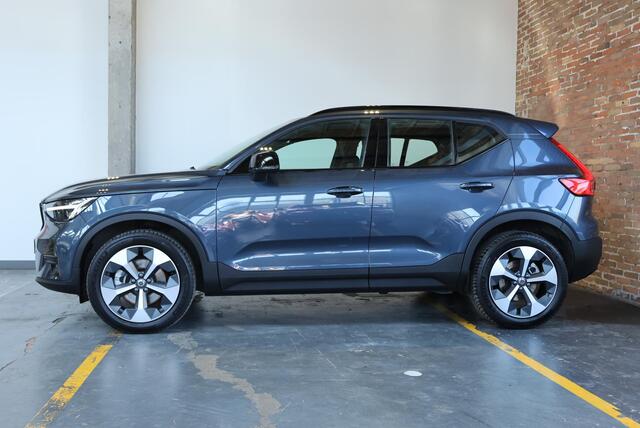 Volvo XC40 B4 Plus Dark | Trekhaak Semi-elektrisch | Adaptieve Cruise Control | Pilot Assist | Verwarmbare voorstoelen | Verwarmbaar stuurwiel | Blind Spot Information System | Verwarmbare voorruit | Parkeercamera | Parkeersensoren voor + achter |