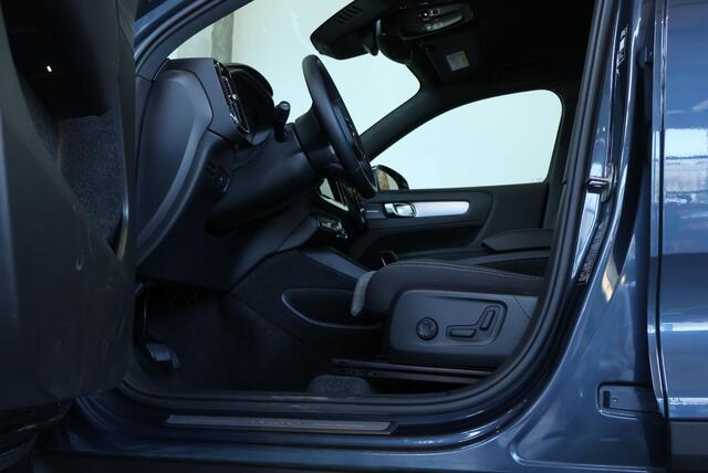 Volvo XC40 B4 Plus Dark | Trekhaak Semi-elektrisch | Adaptieve Cruise Control | Pilot Assist | Verwarmbare voorstoelen | Verwarmbaar stuurwiel | Blind Spot Information System | Verwarmbare voorruit | Parkeercamera | Parkeersensoren voor + achter |