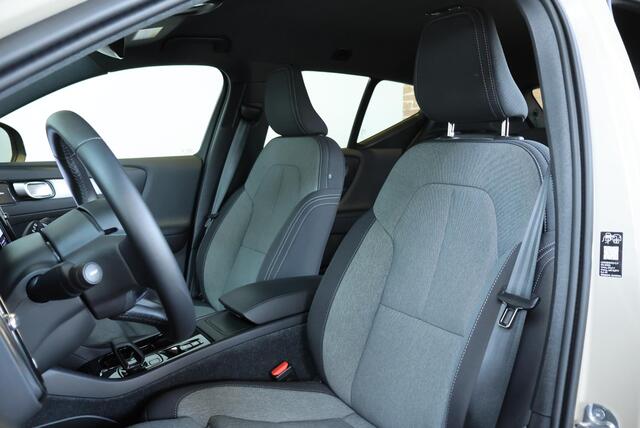 Volvo XC40 B4 Plus Dark | Trekhaak Semi-elektrisch | Adaptieve Cruise Control | Pilot Assist | Verwarmbare voorstoelen | Verwarmbaar stuurwiel | Blind Spot Information System | Verwarmbare voorruit | Parkeercamera | Parkeersensoren voor + achter |