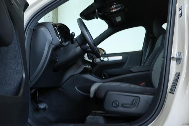 Volvo XC40 B4 Plus Dark | Trekhaak Semi-elektrisch | Adaptieve Cruise Control | Pilot Assist | Verwarmbare voorstoelen | Verwarmbaar stuurwiel | Blind Spot Information System | Verwarmbare voorruit | Parkeercamera | Parkeersensoren voor + achter |