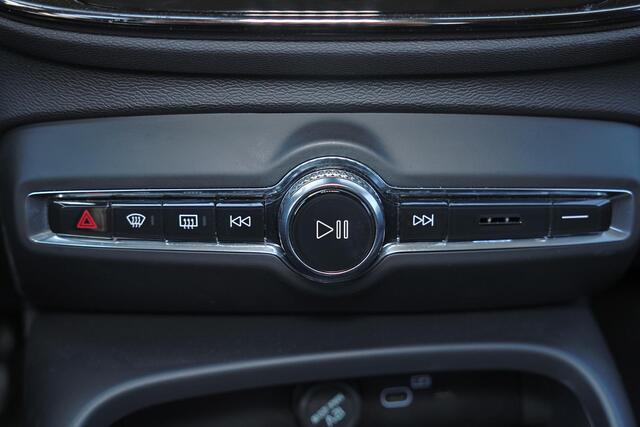 Volvo XC40 B3 Plus Dark - IntelliSafe Assist & Surround - 360º Camera - Harman/Kardon audio - Verwarmde voorstoelen & stuur - Parkeersensoren voor & achter - Elektr. bedienb. voorstoelen met geheugen links - Draadloze tel. lader - Standkachel - Extra getint glas - 1