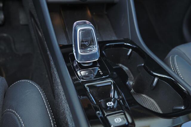 Volvo XC40 B3 Plus Dark - IntelliSafe Assist & Surround - 360º Camera - Harman/Kardon audio - Verwarmde voorstoelen & stuur - Parkeersensoren voor & achter - Elektr. bedienb. voorstoelen met geheugen links - Draadloze tel. lader - Standkachel - Extra getint glas - 1