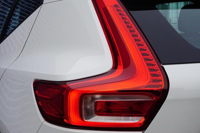 Volvo XC40 1.5 T2 Momentum Core | Trekhaak | Navigatie | LED | Parkeercamera | Parkeersensoren V+A | Lichtmetalen Velgen | Apple Carplay | Android Auto