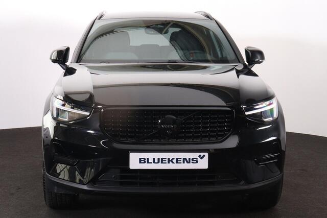 Volvo XC40 B3 Plus Black Edition - IntelliSafe Assist & Surround - 360º Camera - Harman Kardon audio - Verwarmde voorstoelen & stuur - Parkeersensoren voor & achter - Elektr. bedienb. voorstoelen met geheugen links - Draadloze tel. lader - Standkachel - Extra getint