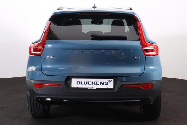Volvo XC40 B4 Plus Dark - Panorama/schuifdak - IntelliSafe Assist & Surround - 360º Camera - Harman/Kardon audio - Adaptieve LED koplampen - Verwarmde voorstoelen & stuur - Parkeersensoren voor & achter - Elektr. bedienb. voorstoelen met geheugen links - Draadloze t