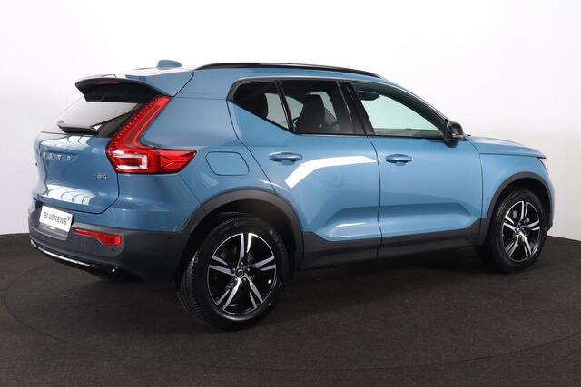 Volvo XC40 B4 Plus Dark - Panorama/schuifdak - IntelliSafe Assist & Surround - 360º Camera - Harman/Kardon audio - Adaptieve LED koplampen - Verwarmde voorstoelen & stuur - Parkeersensoren voor & achter - Elektr. bedienb. voorstoelen met geheugen links - Draadloze t