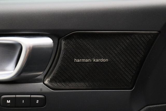 Volvo XC40 2.0 B3 R-Design 2022 NAP | 360 Camera | Harman Kardon | Panoramadak | Carplay | Stuur en stoelverwarming | Trekhaak | Alcantara Leder | Keyless |