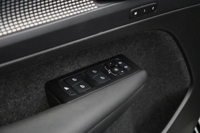 Volvo XC40 2.0 B3 R-Design 2022 NAP | 360 Camera | Harman Kardon | Panoramadak | Carplay | Stuur en stoelverwarming | Trekhaak | Alcantara Leder | Keyless |