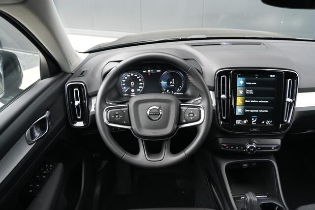 Volvo XC40 1.5 T5 Recharge R-Design Expression - Winterpakket - 19" LM velgen - Trekhaak - Camera - Navigatie - Rijklaar