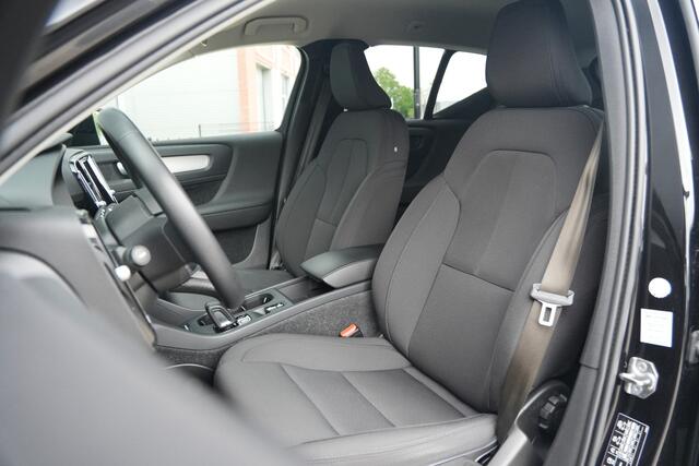Volvo XC40 1.5 T5 Recharge R-Design Expression - Winterpakket - 19" LM velgen - Trekhaak - Camera - Navigatie - Rijklaar