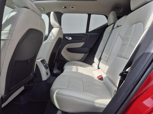 Volvo XC40 1.5 T4 Plug-in hybrid Ultimate Bright / Dealer onderhouden / All season banden / Glazen schuif- en kanteldak / Trekgewicht 1800 kg / Stuur- Stoel & Voorruitverwarming / Elektrische achterklep / Achteruitrijcamera / Harman/Kardon Audio Systeem /