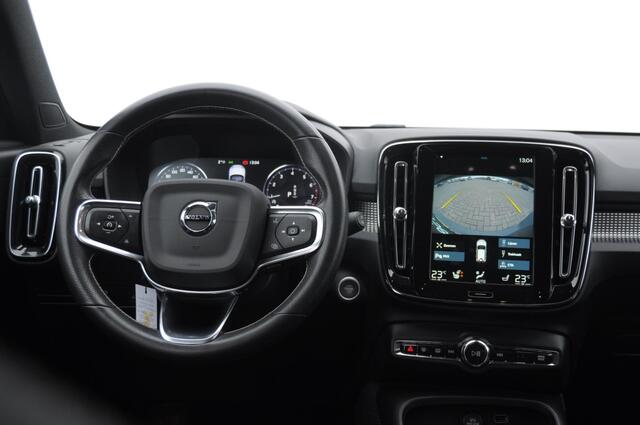 Volvo XC40 T3 163PK Automaat R-Design Adaptieve cruise control / Leder met alcantara bekleding / Parkeersensoren met camera / Trekhaak / stoel - en stuurverwarming / Apple carplay