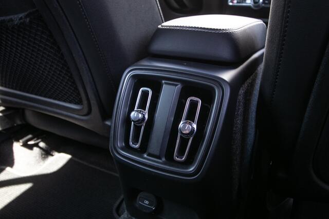 Volvo XC40 Recharge P8 AWD R-Design | 360 cam | two-tone |