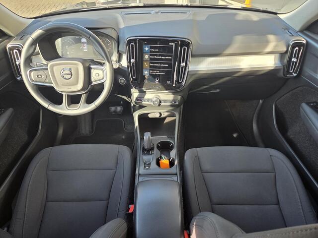 Volvo XC40 1.5 T2 Momentum / Achteruitrijcamera / Sensoren Voor en Achter / Navigatie / Apple Carplay / Android Auto / Lendensteun / Cruise Control /