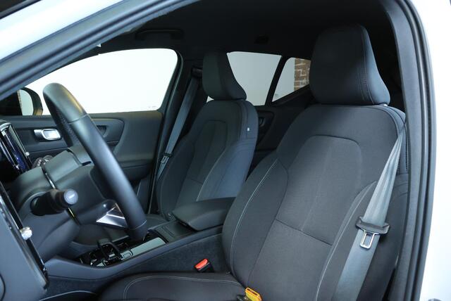 Volvo XC40 Recharge Core | Comfortstoelen | Stoelverwarming | Stuurwielverwarming | Draadloze telefoonlader | Adaptive Cruise Control | Parkeersensoren voor + achter | Parkeercamera |