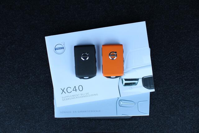 Volvo XC40 T2 130PK Automaat Business Pro | Org. NL | Camera | Schuif/kanteldak | PDC Achter | Climate Control | Leder | 18" LMV |