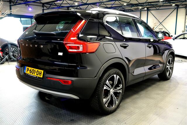 Volvo XC40 1.5 T4 Recharge 155kW/211pk DCT7 Inscription ADAPT.CRUISE + PILOT ASSIST + EL.TREKHAAK + NAPPA LEER + NAVI SENSUS + LANE ASSIST + STUUR-&STOELVERWARMING + CAMERA + STYLING PAKKET + KEYLESS ENTRY&GO + PARKSENSOREN V&A + 19" LM-VELGEN!!