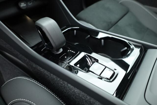 Volvo XC40 2.0 B3 Ultra Black Edition | Rijklaar! | S/K-Dak | Harman/Kardon | Bliss | Stuur-stoel+Voorruitverw. | 360*+PDC | Memory | Nav+App.Connect | Elek. Klep V