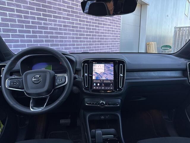 Volvo XC40 Recharge Ultimate 70 kWh | Black Pack | Warmtepomp | Panoramadak | Harman Kardon Audio | 360 Graden Camera | Alcantara | Keyless Entry | Elektrische Achterklep | Elektrisch Verstelbare Voorstoelen | Stoel & Stuurverwarming | Cruise Control Adaptief | BLIS