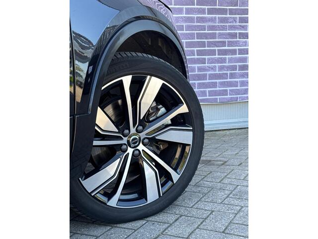 Volvo XC40 Recharge Ultimate 70 kWh | Black Pack | Warmtepomp | Panoramadak | Harman Kardon Audio | 360 Graden Camera | Alcantara | Keyless Entry | Elektrische Achterklep | Elektrisch Verstelbare Voorstoelen | Stoel & Stuurverwarming | Cruise Control Adaptief | BLIS