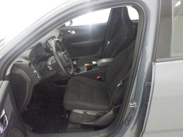 Volvo XC40 1.5 T2 Momentum Core | Parkeersensoren voor en achter | parkeercamera | Cruise control | Navigatie | Roofrails | Climate control | Regensensor |