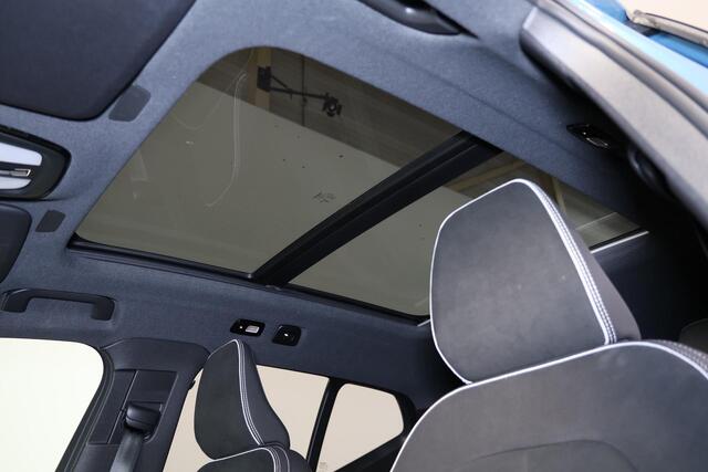 Volvo XC40 B3 Ultra Dark - Panorama/schuifdak - IntelliSafe Assist & Surround - 360º Camera - Harman/Kardon audio - Adaptieve LED koplampen - Verwarmde voorstoelen & stuur - Parkeersensoren voor & achter - Elektr. bedienb. voorstoelen met geheugen links - Draadloze