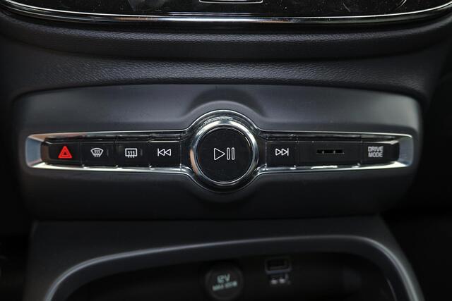 Volvo XC40 T5 Recharge Plus Dark - IntelliSafe Assist & Surround - Harman/Kardon audio - Parkeercamera achter - Verwarmde voorstoelen & stuur - Parkeersensoren voor & achter - Elektr. bedienb. voorstoelen met geheugen links - Draadloze tel. lader - Extra getint glas