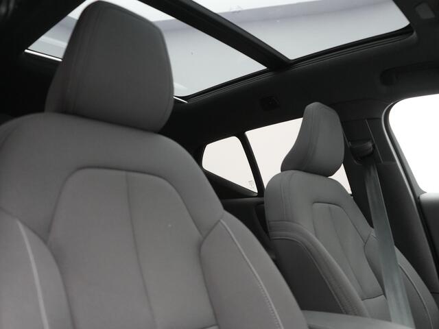 Volvo XC40 Single Motor Extended Range Ultimate 82 kWh 252pk Dealer O.H. | Panodak | Adaptive Cruise | 360 Camera | Harman / Kardon | Warmtepomp | Sportstoelen Memory & Verwarmd | Google Assistent | Keyless | Blis | Stuur Verwarmd | Apple Carplay | DAB | 19"L.M |