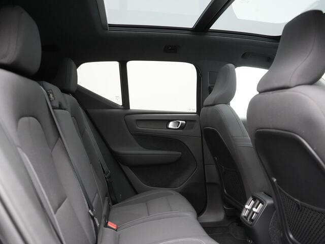 Volvo XC40 Single Motor Extended Range Ultimate 82 kWh 252pk Dealer O.H. | Panodak | Adaptive Cruise | 360 Camera | Harman / Kardon | Warmtepomp | Sportstoelen Memory & Verwarmd | Google Assistent | Keyless | Blis | Stuur Verwarmd | Apple Carplay | DAB | 19"L.M |