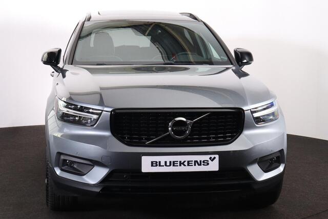Volvo XC40 T5 AWD R-Design Intro Edition - Panorama/schuifdak - Harman/Kardon audio - Parkeercamera achter - Verwarmde voorstoelen, stuur & achterbank - Parkeersensoren voor & achter - Cruise control - Extra getint glas - Standkachel - 20' LMV