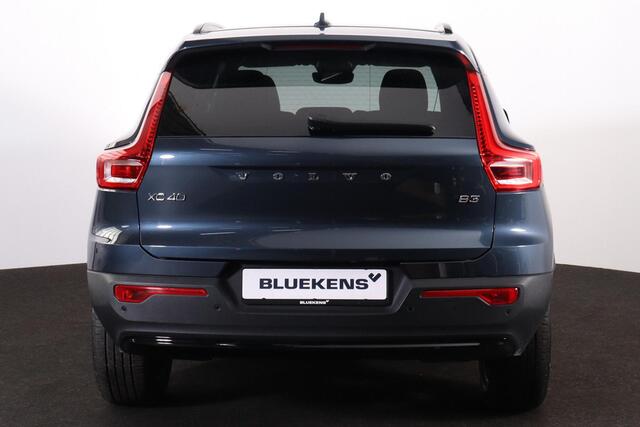Volvo XC40 B3 Ultra Dark - Panorama/schuifdak - IntelliSafe Assist & Surround - 360º Camera - Harman/Kardon audio - Adaptieve LED koplampen - Verwarmde voorstoelen & stuur - Parkeersensoren voor & achter - Elektr. bedienb. voorstoelen met geheugen links - Draadloze
