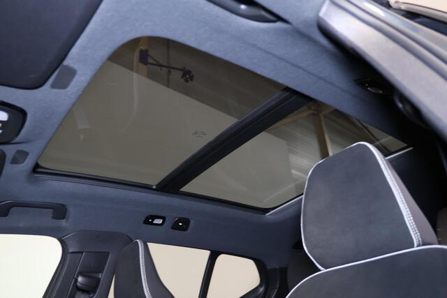 Volvo XC40 B3 Ultra Dark - Panorama/schuifdak - IntelliSafe Assist & Surround - 360º Camera - Harman/Kardon audio - Adaptieve LED koplampen - Verwarmde voorstoelen & stuur - Parkeersensoren voor & achter - Elektr. bedienb. voorstoelen met geheugen links - Draadloze