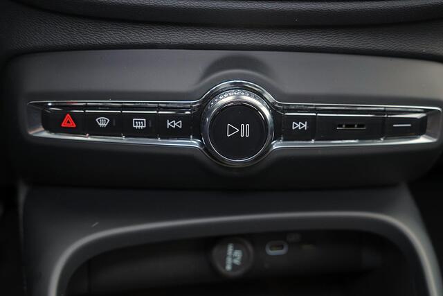 Volvo XC40 B3 Ultra Dark - Panorama/schuifdak - IntelliSafe Assist & Surround - 360º Camera - Harman/Kardon audio - Adaptieve LED koplampen - Verwarmde voorstoelen & stuur - Parkeersensoren voor & achter - Elektr. bedienb. voorstoelen met geheugen links - Draadloze