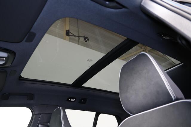Volvo XC40 B3 Ultra Dark - Panorama/schuifdak - IntelliSafe Assist & Surround - 360º Camera - Harman/Kardon audio - Adaptieve LED koplampen - Verwarmde voorstoelen & stuur - Parkeersensoren voor & achter - Elektr. bedienb. voorstoelen met geheugen links - Draadloze
