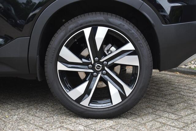 Volvo XC40 B4 Business Edition | 20' Lichtmetalen velgen | Keyless | BLIS | Adaptieve Cruise Control | Pilot Assist | Elektrische achterklep | Parkeer Camera | Extra getint glas | Stoel en stuurverwarming |