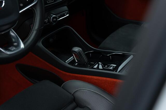 Volvo XC40 2.0 T5 AWD R-Design | Trekhaak | Harman Kardon Audio | Panoramadak | 360 Graden Camera | Apple Carplay | Android Auto | Elektrisch Verstelbare Voorstoelen | Stoelverwarming Voor en Achter | Keyless Entry | Elektrische Achterklep | BLIS | Parkeerverwarming