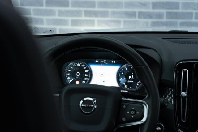 Volvo XC40 2.0 T5 AWD R-Design | Trekhaak | Harman Kardon Audio | Panoramadak | 360 Graden Camera | Apple Carplay | Android Auto | Elektrisch Verstelbare Voorstoelen | Stoelverwarming Voor en Achter | Keyless Entry | Elektrische Achterklep | BLIS | Parkeerverwarming