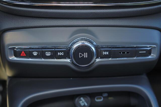 Volvo XC40 B3 Plus Black Edition - Panorama/schuifdak - IntelliSafe Assist & Surround - 360º Camera - Harman/Kardon audio - Verwarmde voorstoelen & stuur - Parkeersensoren voor & achter - Elektr. bedienb. voorstoelen met geheugen links - Draadloze tel. lader - Extra
